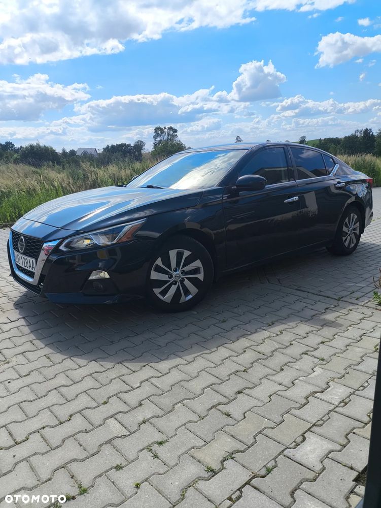 Nissan Altima - 1