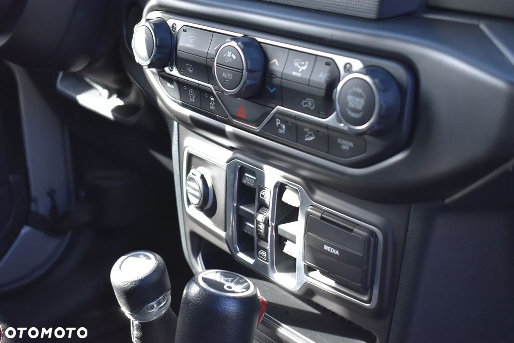 Jeep Wrangler 3.6 Unlim Sahara - 21