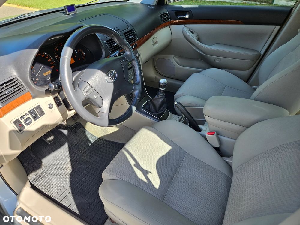 Toyota Avensis 2.0 D-4D Sol - 26