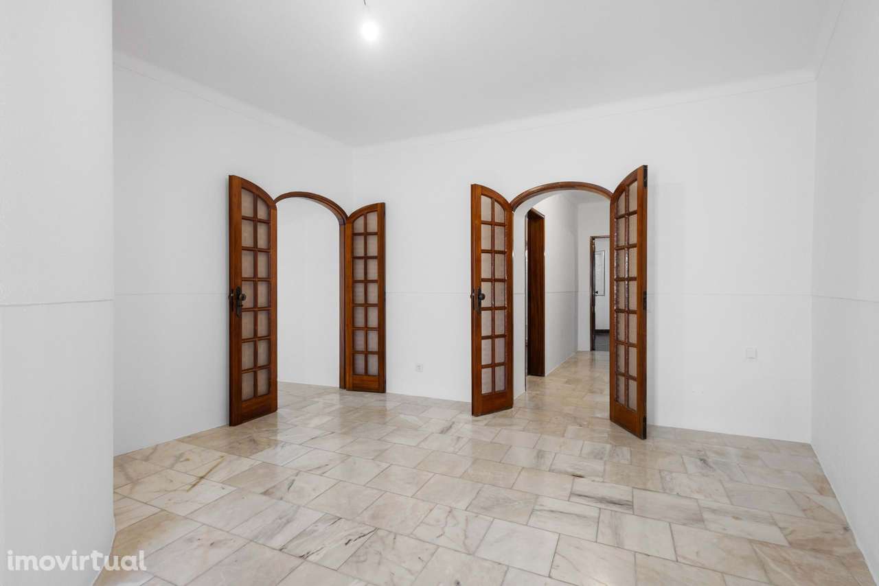 Apartamento T5 com Garagem no Centro de Fronteira - Remodelado - Grande imagem: 3/30