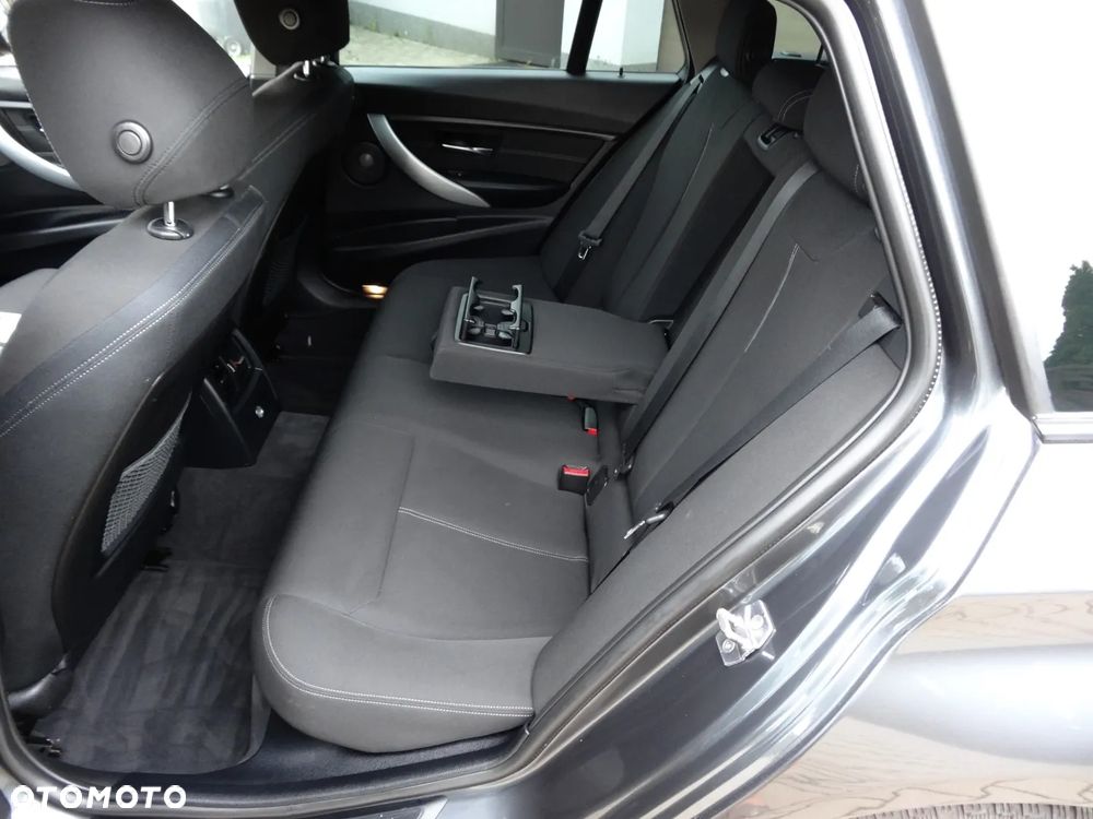 BMW Seria 3 318d Sport Line - 25