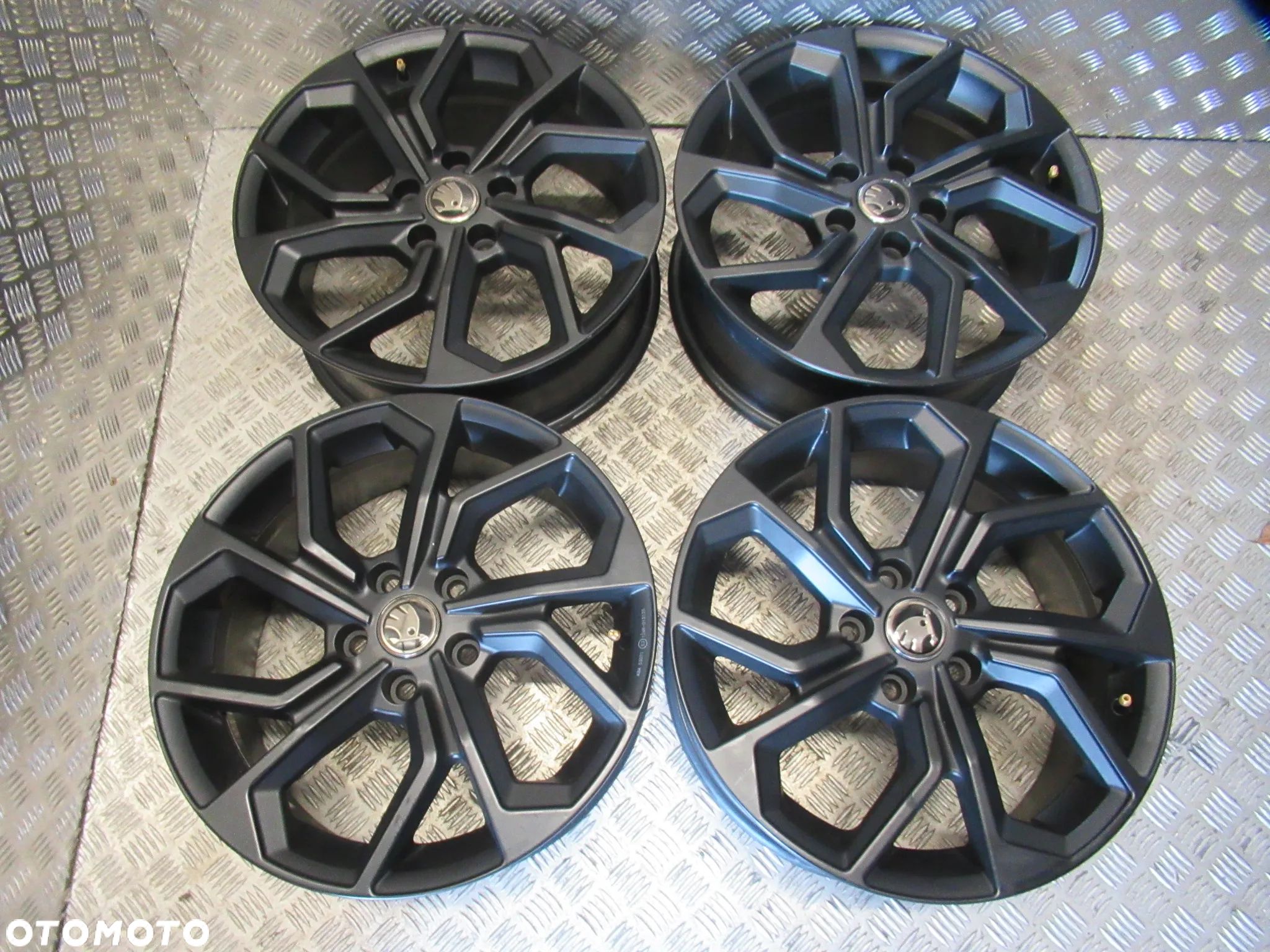 NOWE felgi MG Skoda Octavia Superb Karoq Yeti Vw Golf Passat T-Rock Touran Tiguan Audi A3 A4 7Jx17 et41 5x112 - 1