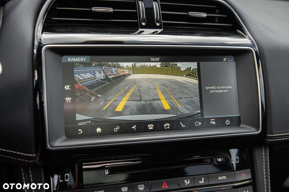 Jaguar F-Pace P250 AWD R-Dynamic S - 23