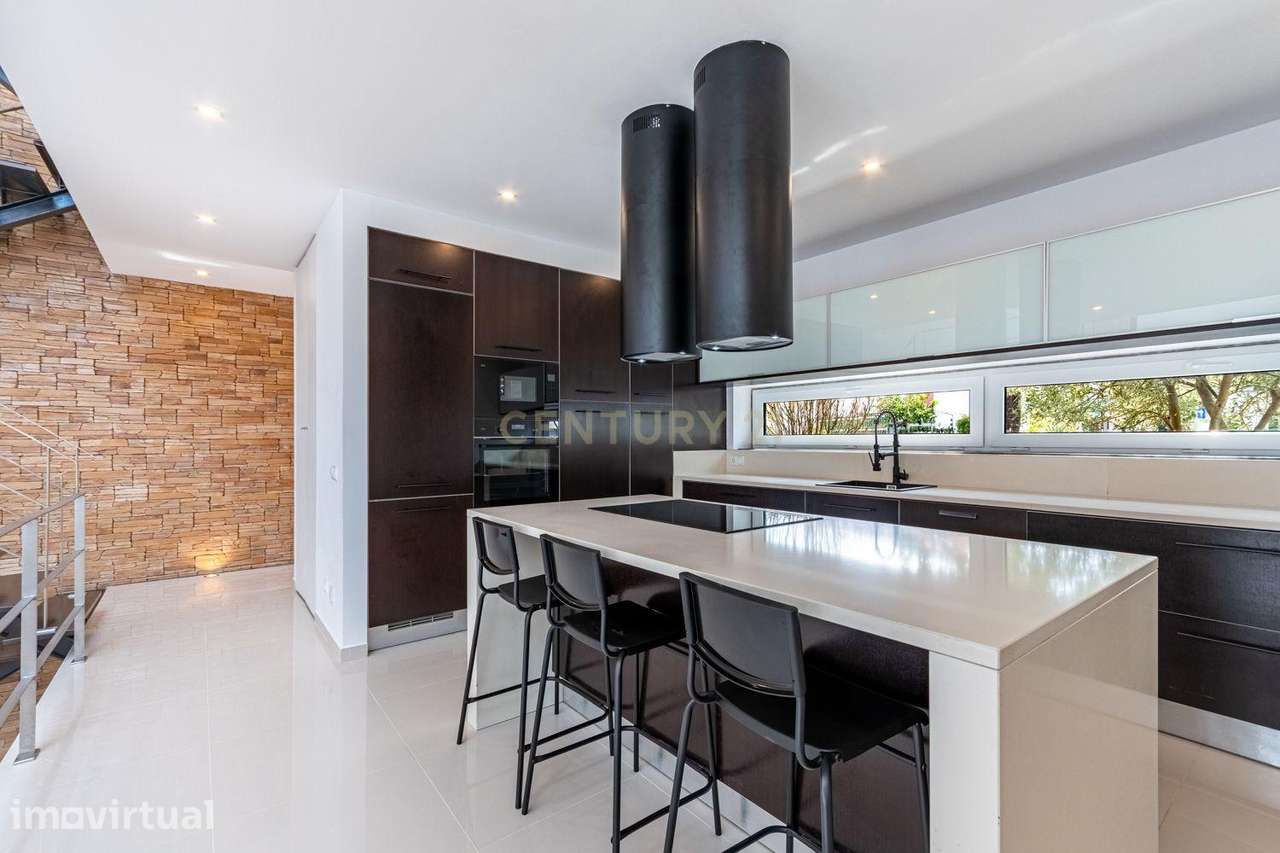 Moradia T3 com 3 Suites e Arquitetura Distinta em Samouco, Alcochete - Grande imagem: 4/50