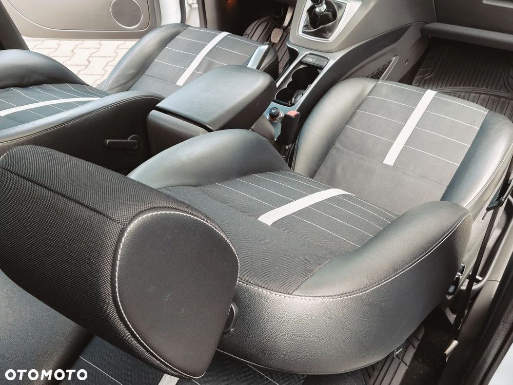 Ford Kuga 2.0 TDCi 2x4 Titanium - 35