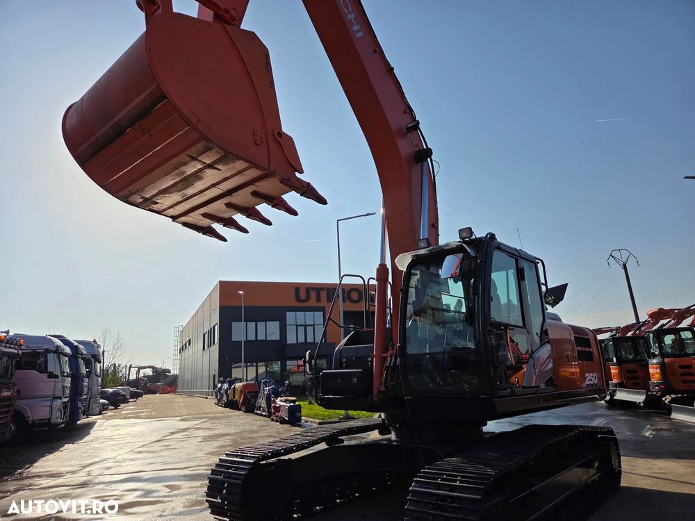 Hitachi ZX250LC-6, 2020, 4.294h, 28t, cupa NOUA 1,55mc, lant 95% bun doar 136h mars, Consum mediu 11l/h, 3 pompe hidr HITACHI, produs in JAPOANIA, inst picon pe brate, camera spate si laterale, Ad sapare 7,5m, posibil leasing, CA NOU-PROMOTIE 106.900 Eur - 3