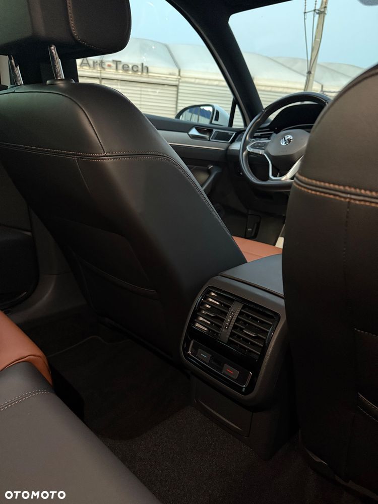 Volkswagen Passat Variant 2.0 TDI SCR DSG Elegance - 24