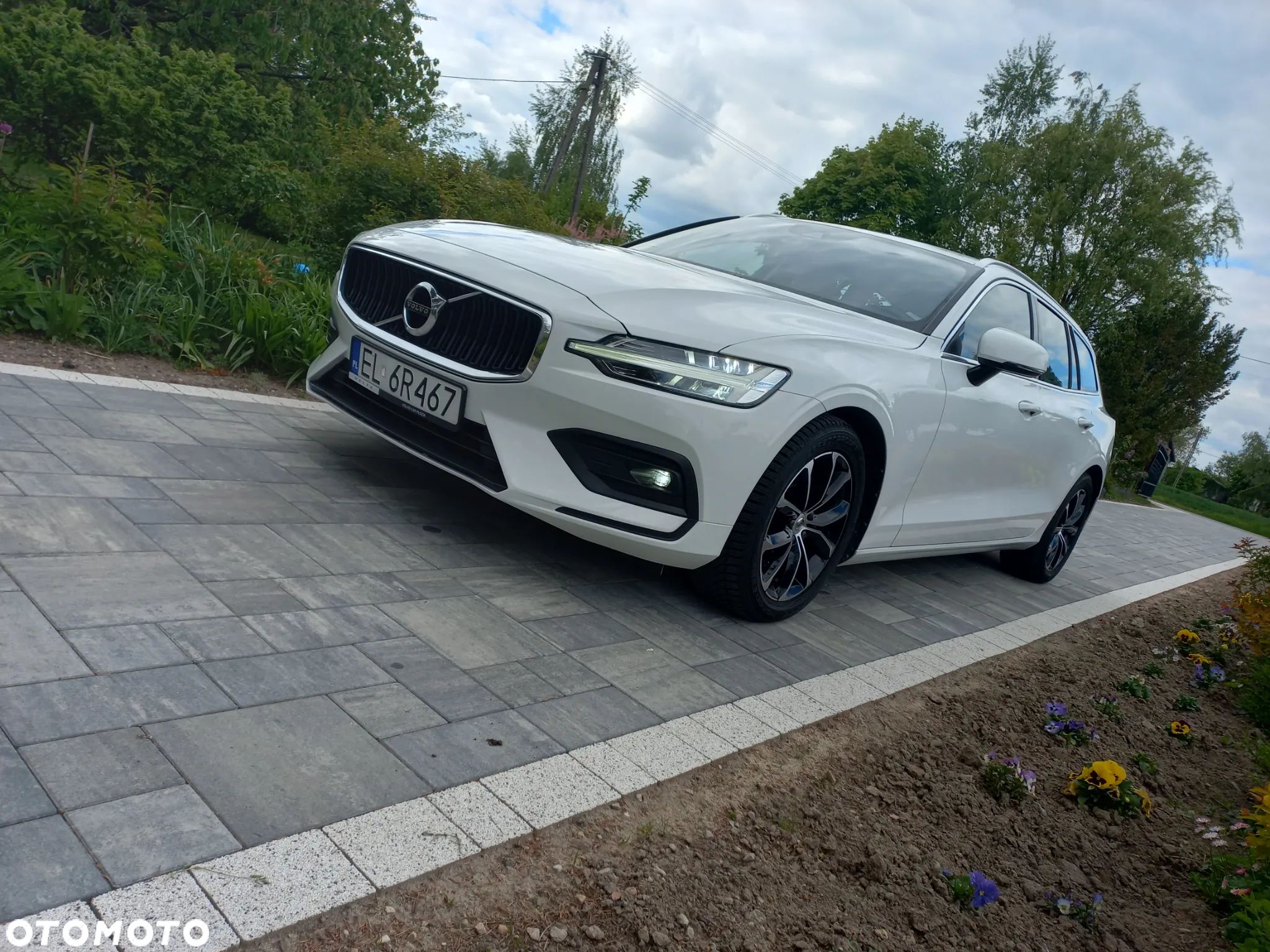 Volvo V60 T4 Momentum Pro - 1