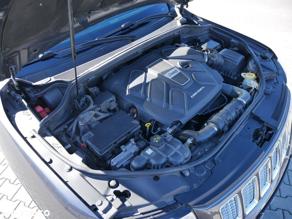 Jeep Grand Cherokee - 32