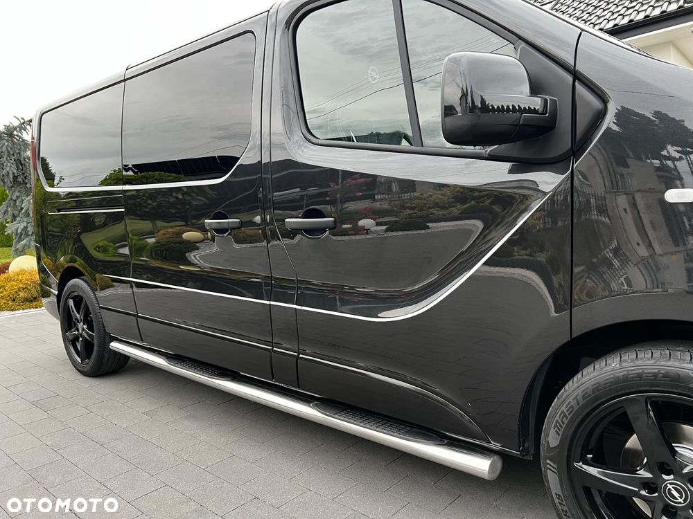 Opel VIVARO BLACK & WHITE 5 osób - 37