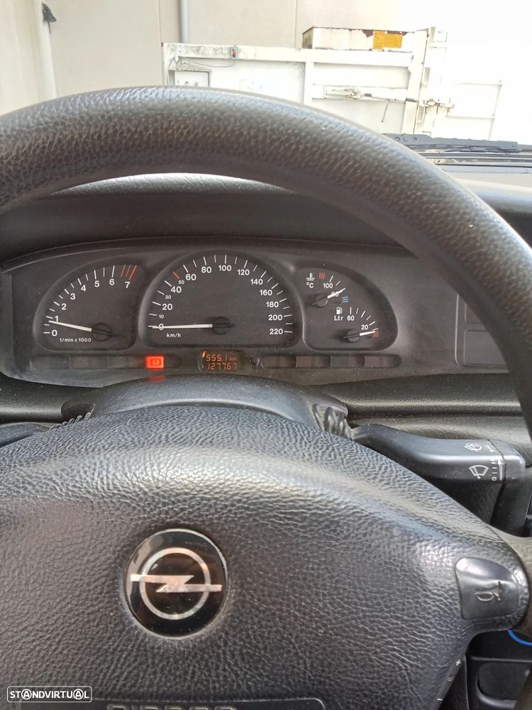 Opel Vectra 1.6i GL - 8