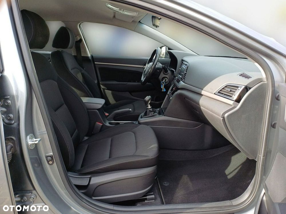 Hyundai Elantra - 12