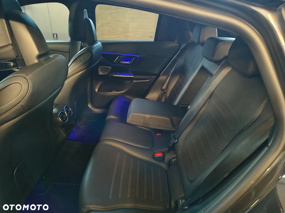 Mercedes-Benz GLC 300 4Matic 9G-TRONIC AMG Line Plus - 25