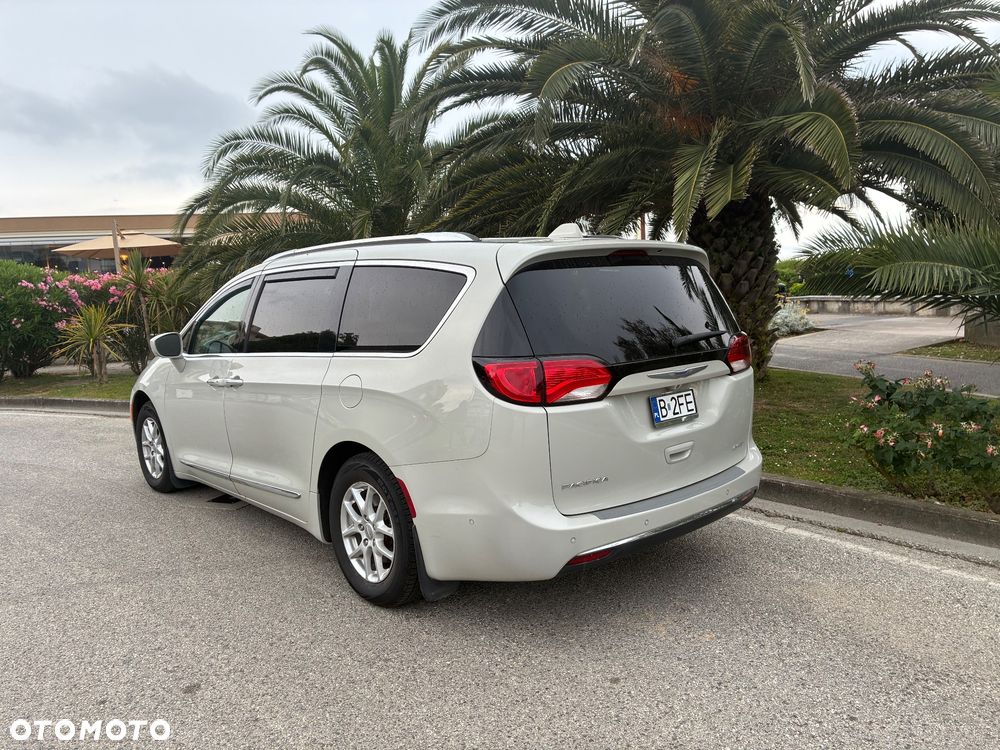 Chrysler Pacifica - 3