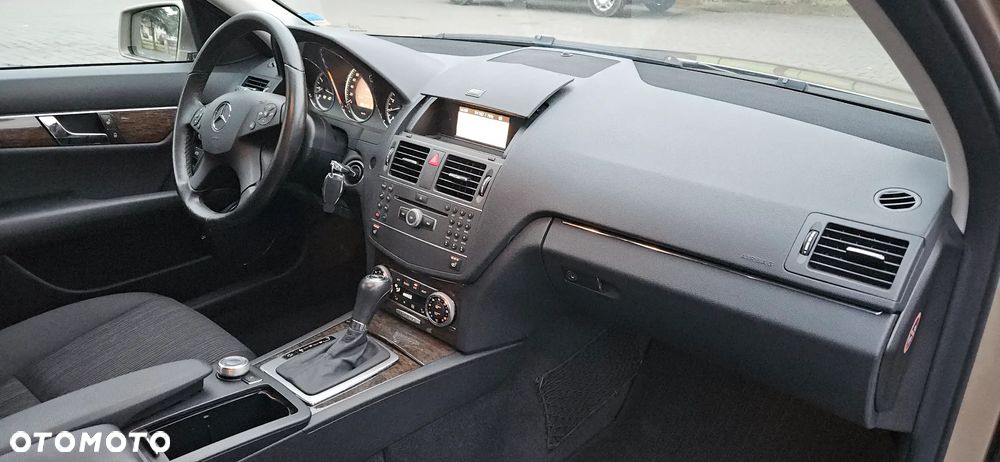 Mercedes-Benz Klasa C 180 T CGI Automatik BlueEFFICIENCY Avantgarde - 7