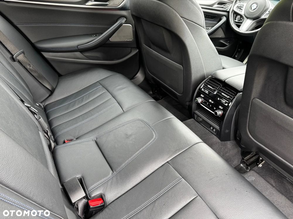 BMW Seria 5 M550i xDrive sport - 34