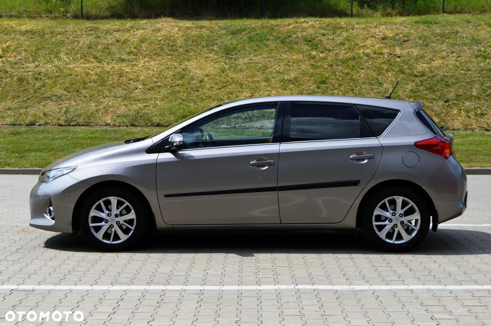 Toyota Auris 1.6 Premium + - 25