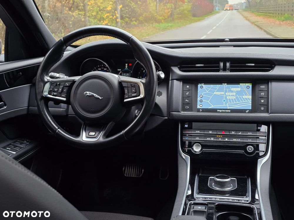 Jaguar XF 2.0 i4D AWD R-Sport - 28