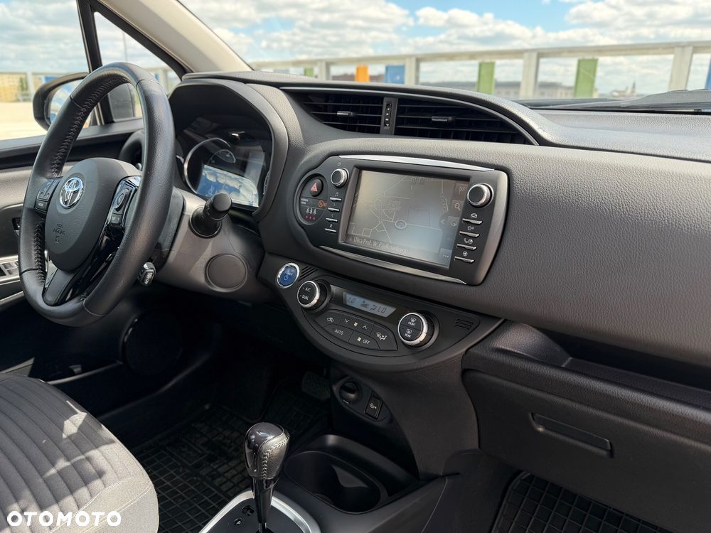 Toyota Yaris Hybrid 100 Premium - 10