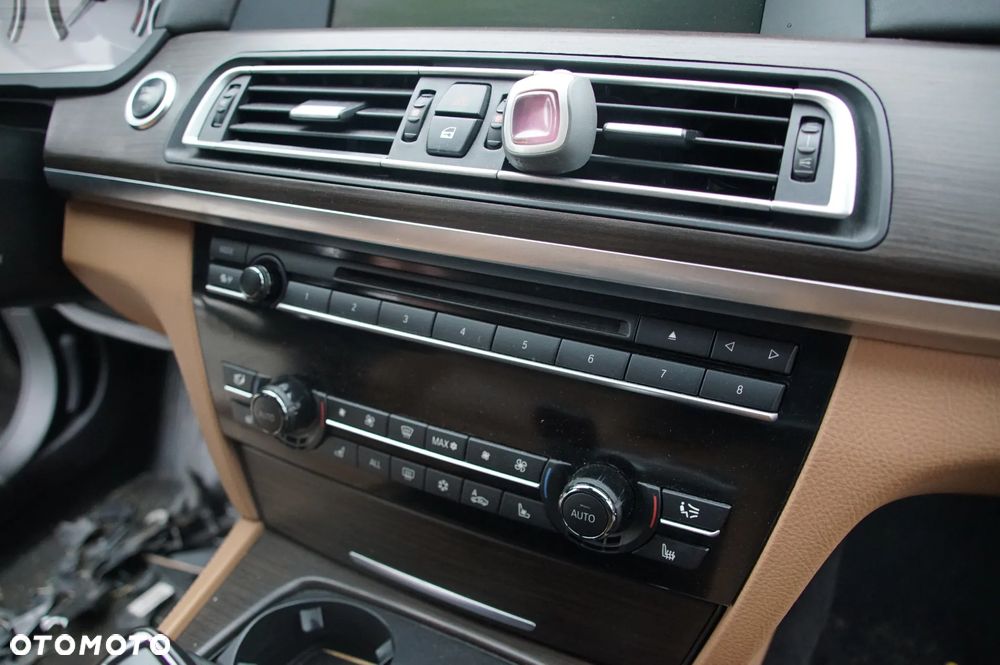 Pojazd na części BMW F01 750i Long xDrive, rocznik 2011 BLACK SAPPHIRE METALLIC (475) XCL.LEDER NAPPA ERW./D5 SATB HELL (NAD5) silnik N63B44O0 skrzynia GA6HP-26Z drzwi klapa szyba fotele long amortyzator - 18