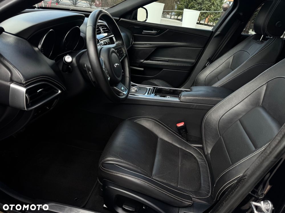 Jaguar XE D200 R-Dynamic SE - 28