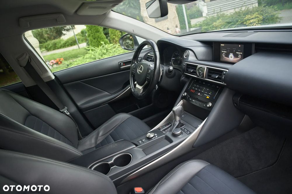 Lexus IS 200t / 300 F Sport - 2