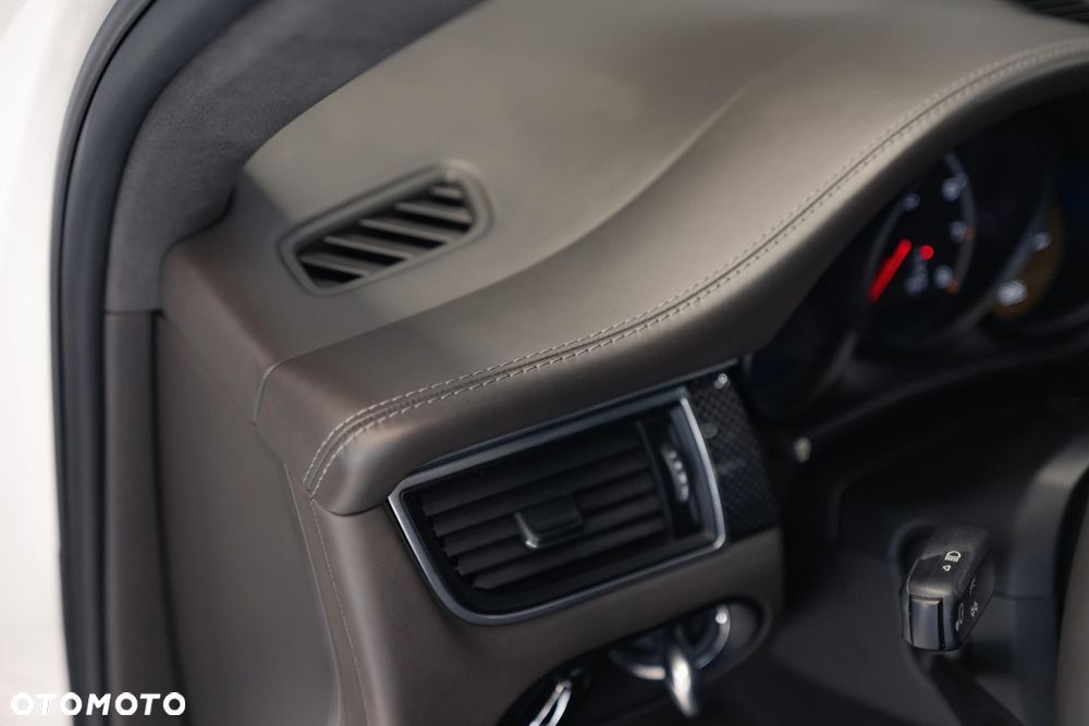 Porsche Macan Turbo - 32