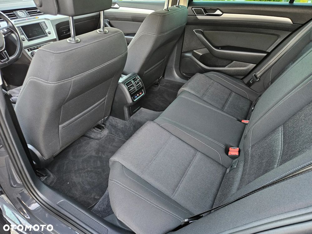Volkswagen Passat 2.0 TDI SCR DSG Comfortline - 25