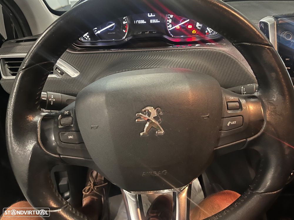 Peugeot 2008 1.2 PureTech Allure - 26