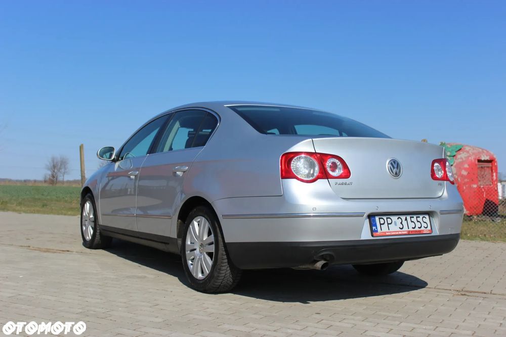 Volkswagen Passat 1.6 FSI Highline - 2