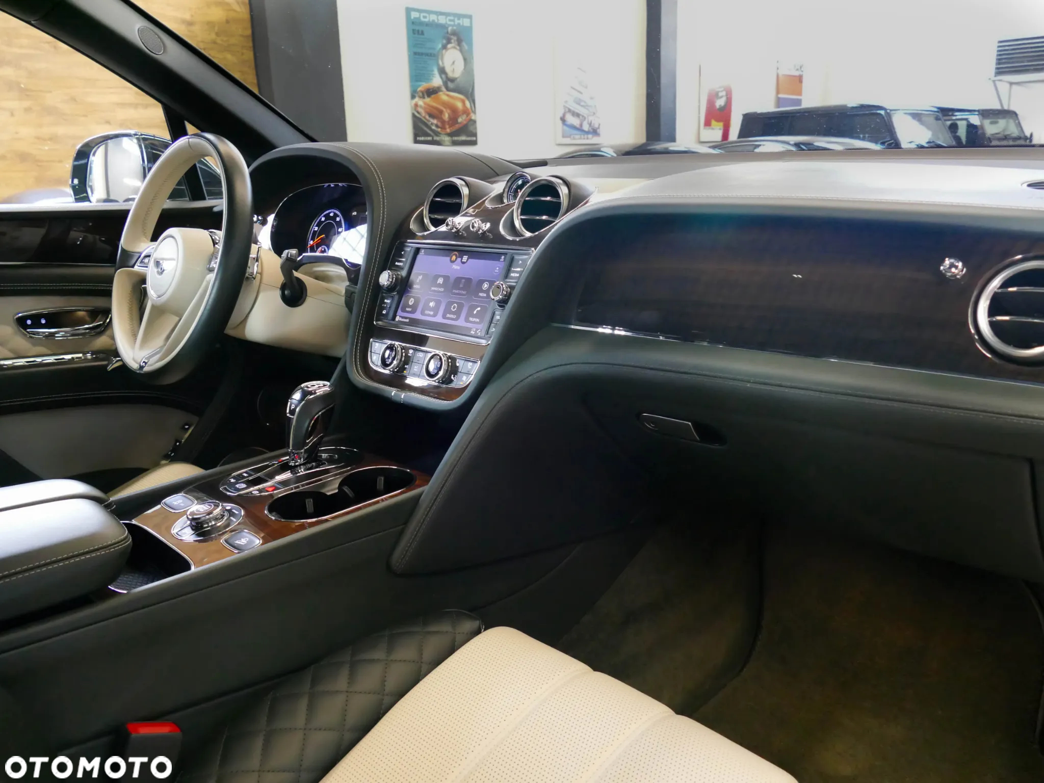Bentley Bentayga W12 Mulliner - 12