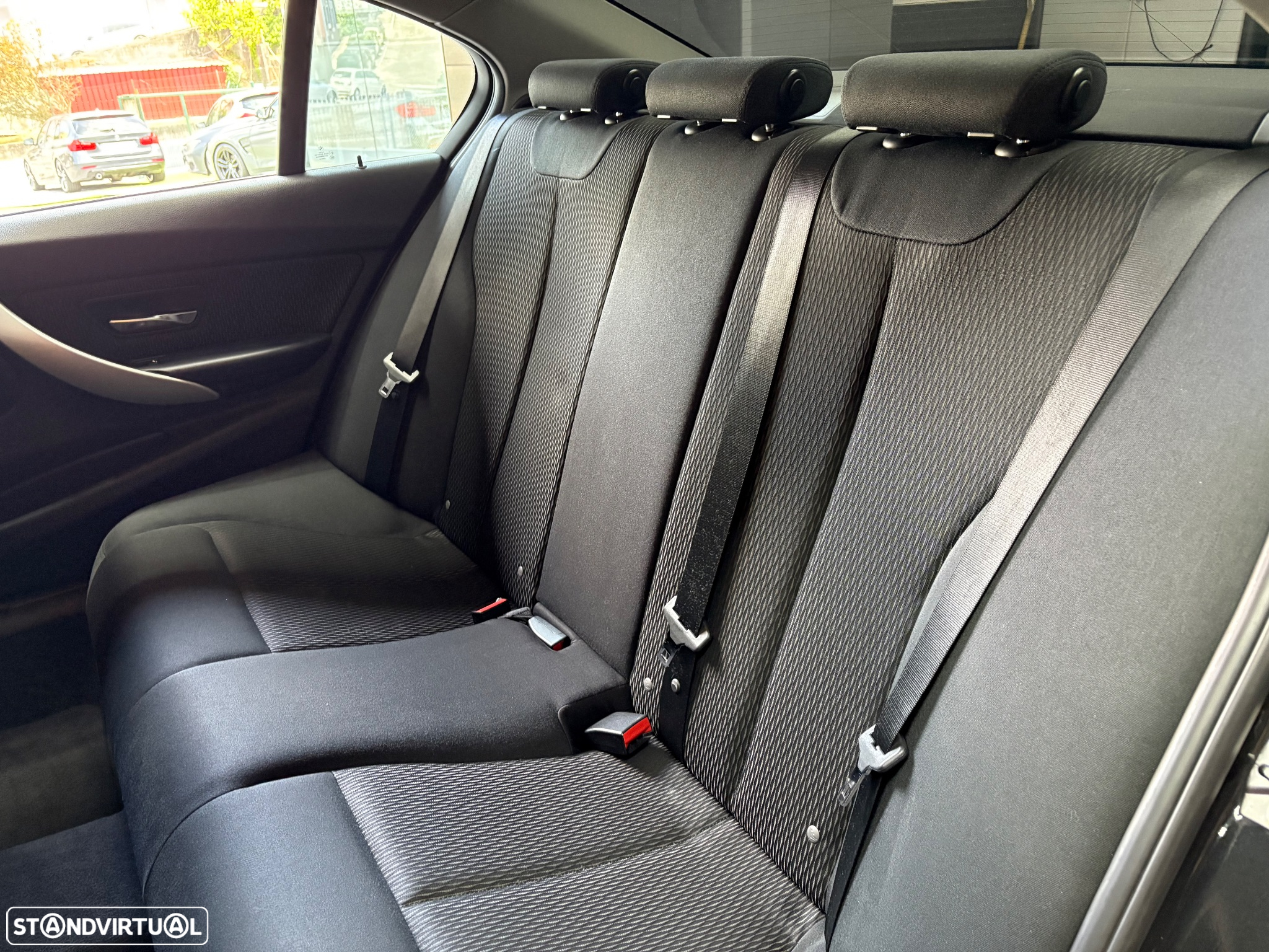 BMW 318 d Aut. Sport Line - 32