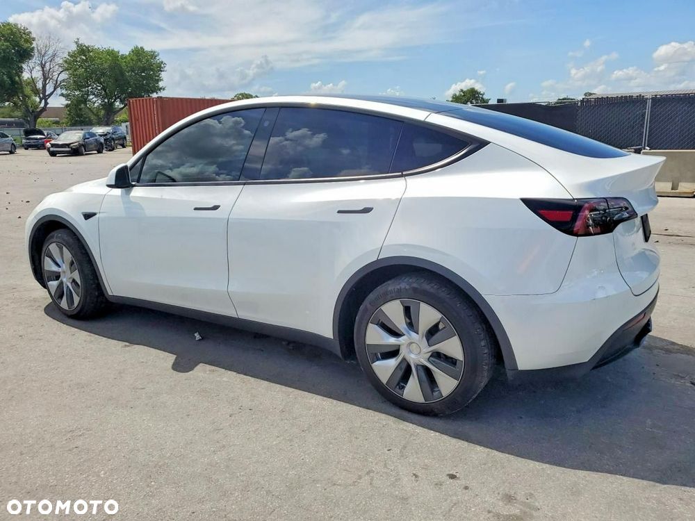 Tesla Model Y - 5