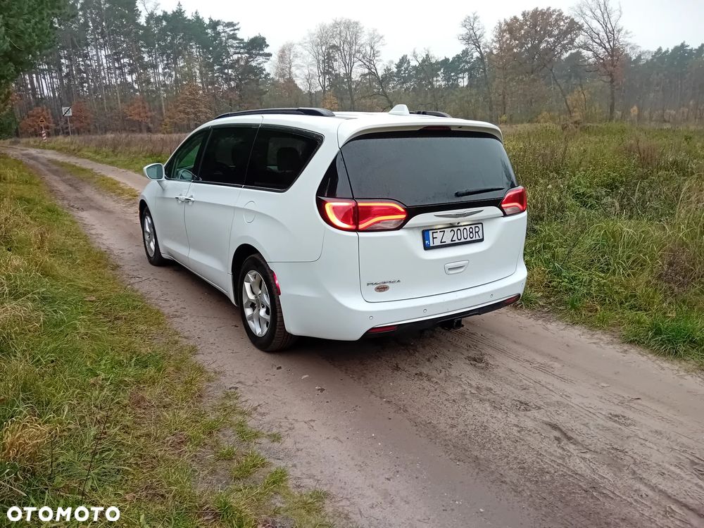 Chrysler Pacifica - 4