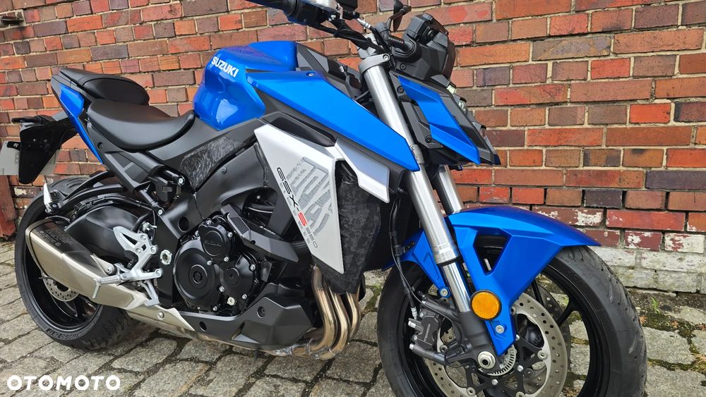 Suzuki GSX - 28