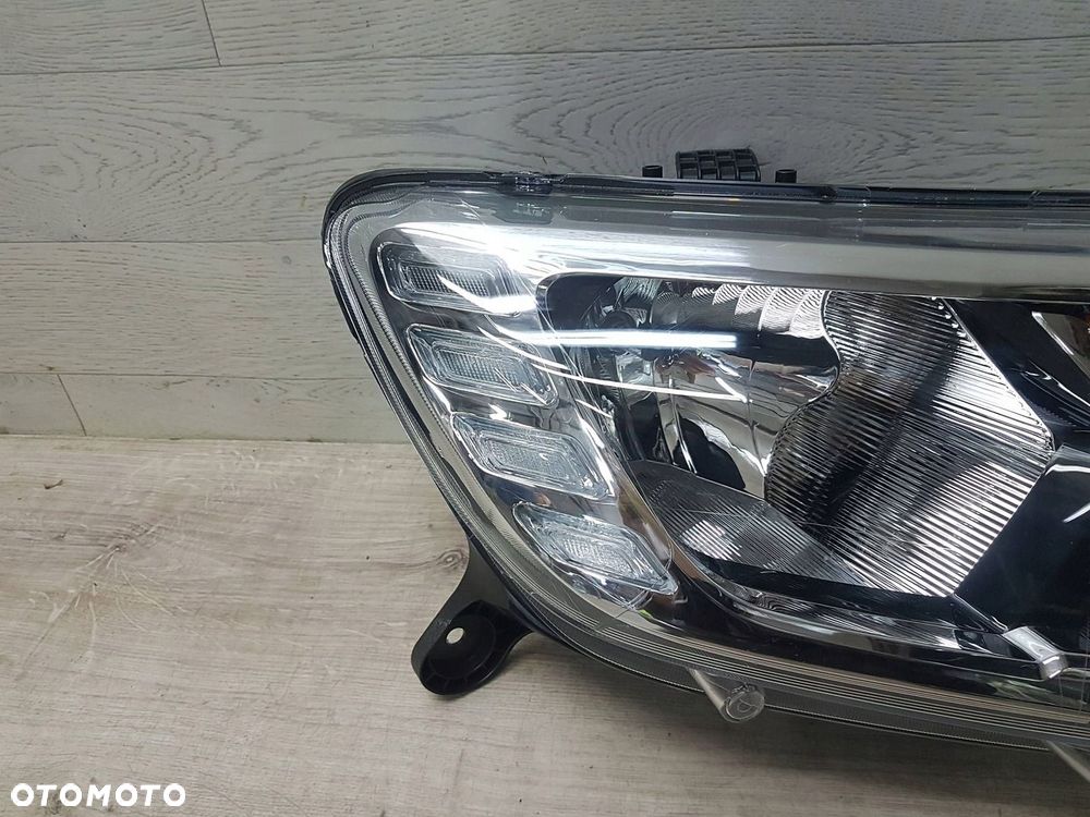 Dacia Sandero II 2024 Przód strona prawa Lampa przednia - 9