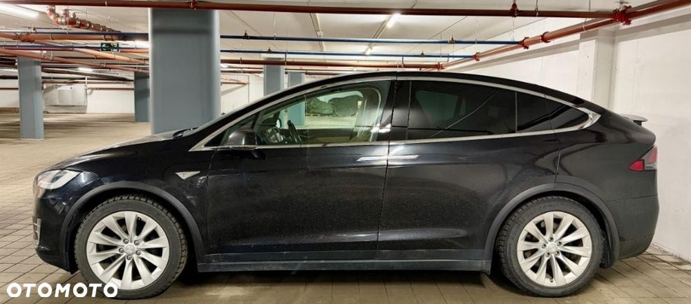 Tesla Model X - 8