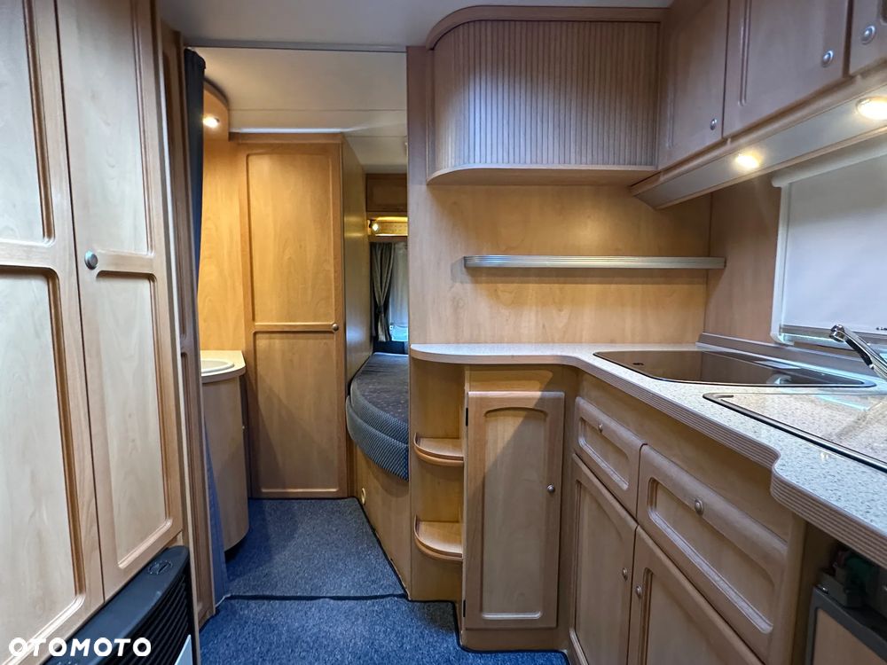 Burstner 500 VENTANA z napędem i markizą kasetową THULE. - 31
