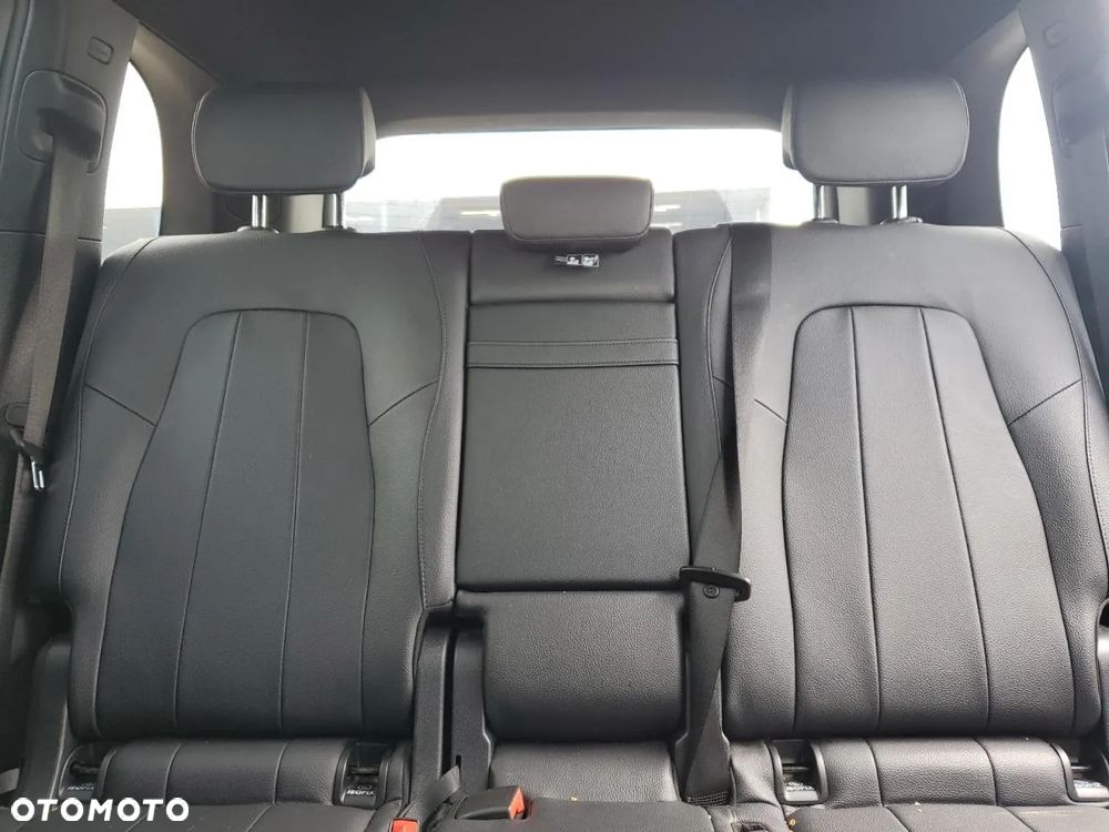 Mercedes-Benz GLB 250 4Matic 8G-DCT - 10