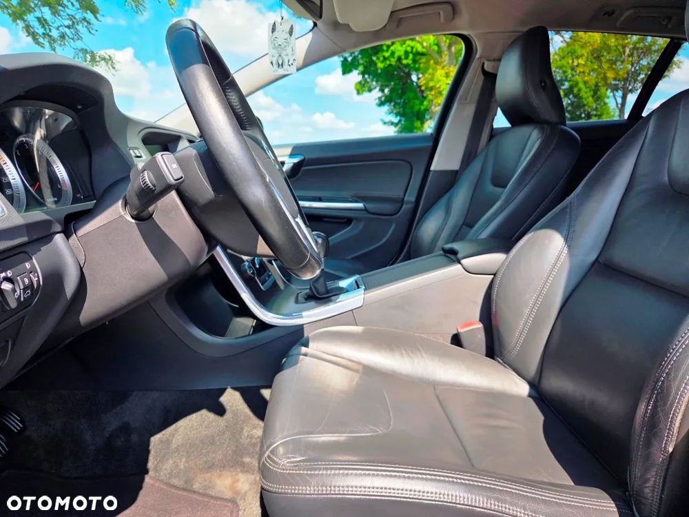 Volvo V60 D2 Momentum - 25