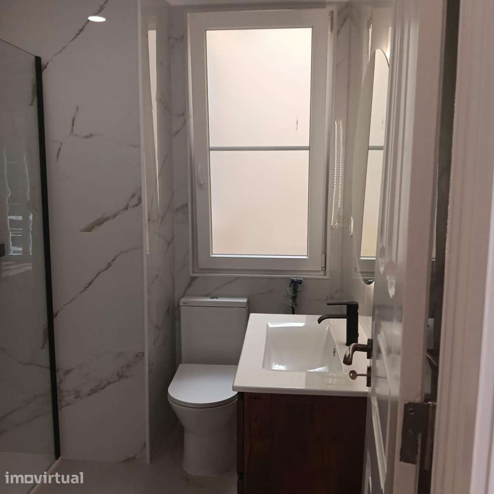 Apartamento T3 totalmente remodelado na Av. General Roçadas - Grande imagem: 3/17