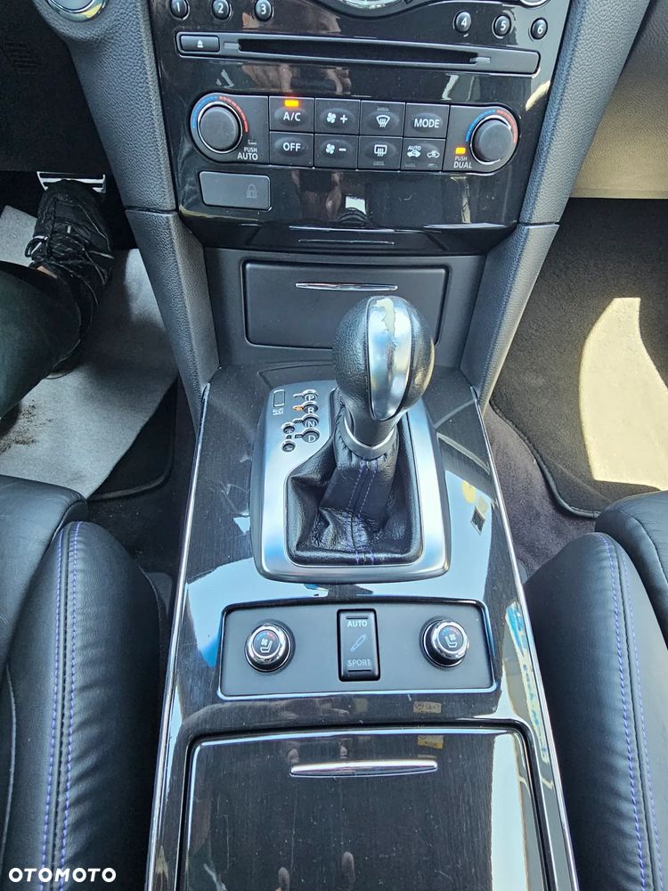 Infiniti Q70 - 24
