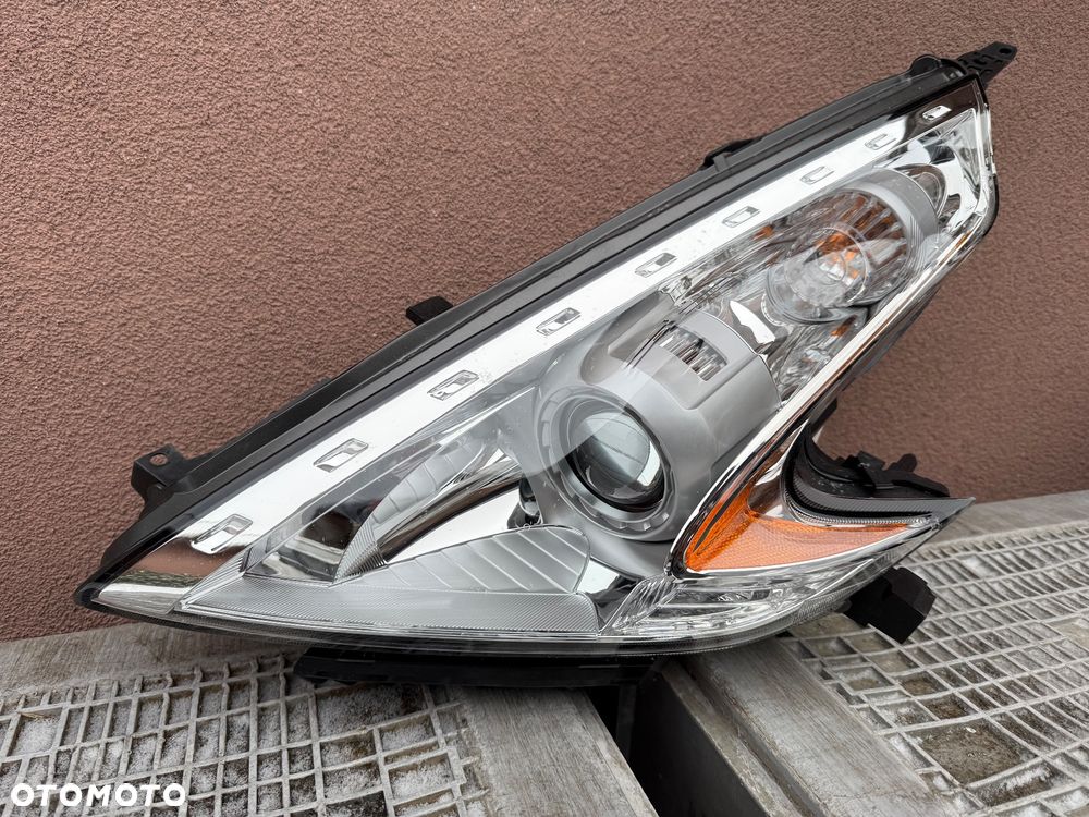 Lampa przednia NISSAN 370Z XENON LEWA EUROPA ORYGINALNA KOITO - 1