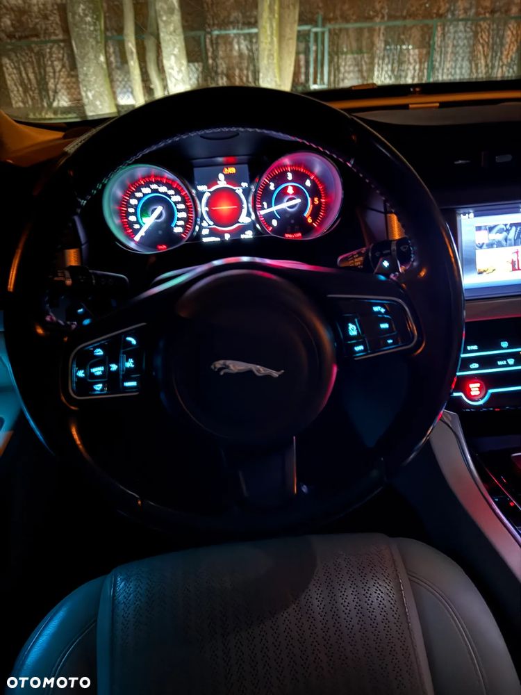 Jaguar XF 20d R-Sport - 15