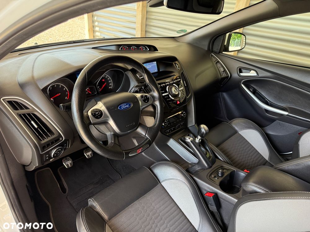 Ford Focus 2.0 EcoBoost ST mit Leder-Exclusiv-Paket - 26