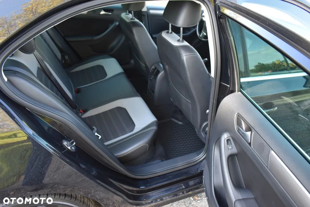 Volkswagen Jetta 2.0 TDI Highline DSG - 9
