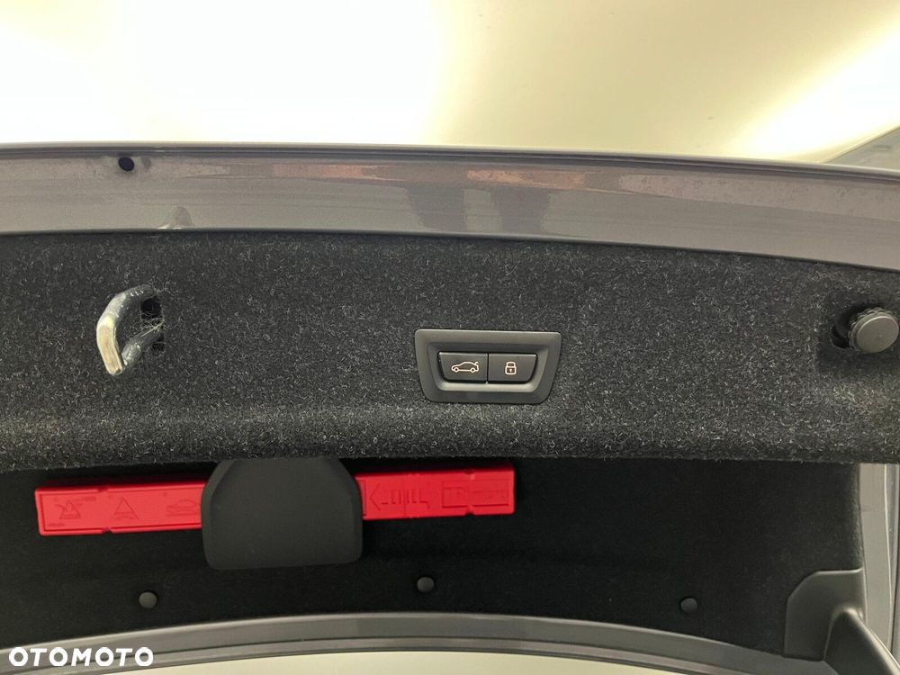 BMW Seria 3 330i xDrive M Sport - 36