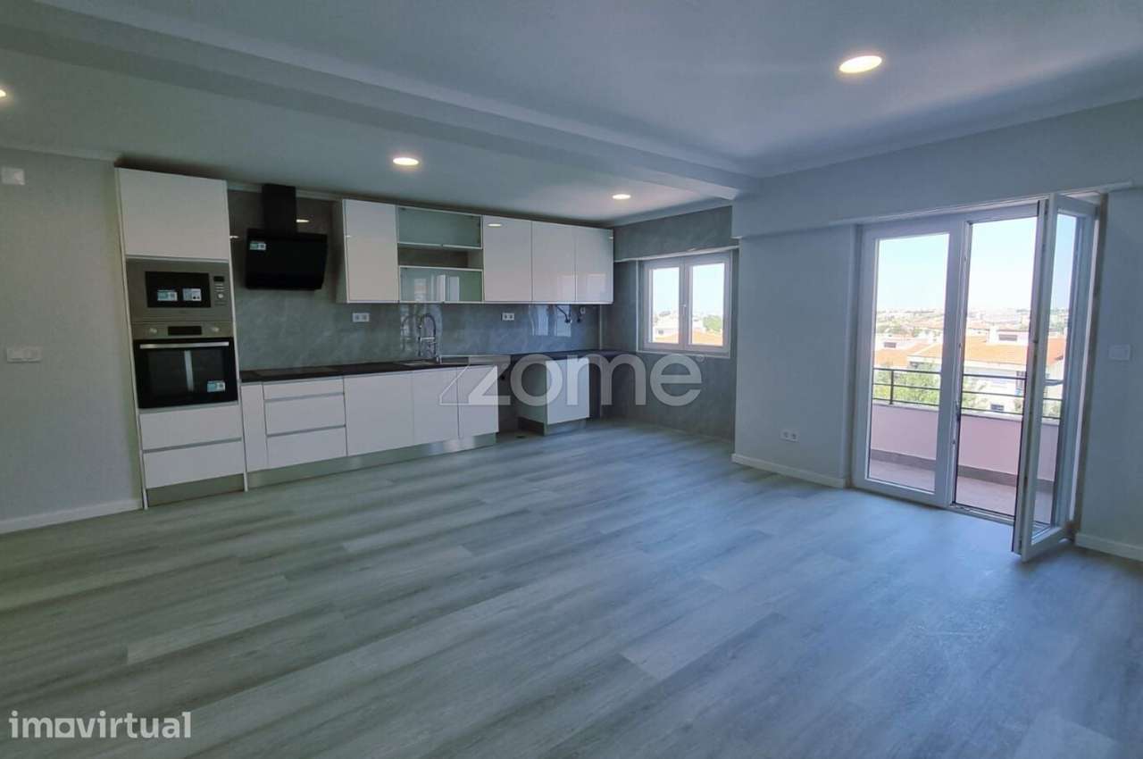 T4 Totalmente Remodelado na Amora | Excelentes Áreas | Pronto a Hab...