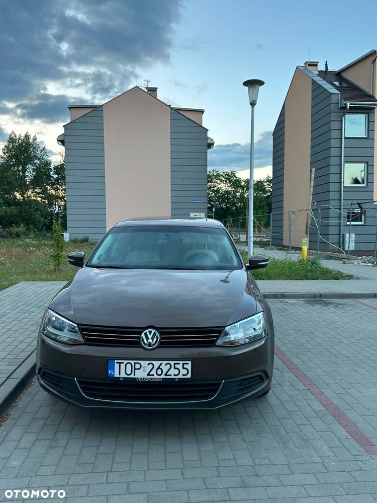 Volkswagen Jetta 2.0 TDI Highline DSG - 2
