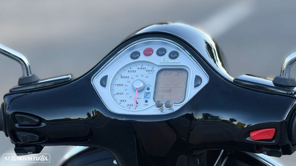 Vespa GTS Super 250ie - 11